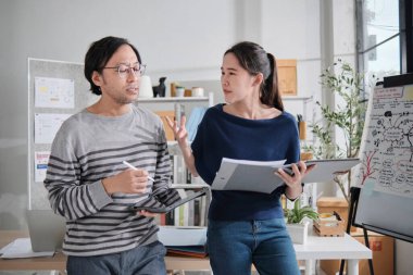 Küçük işletme bürosunda fikir ayrılığına düşen iki genç Asyalı şirket ortağı, kâr pazarlama planlama işleri ve E-ticaret girişimcisi ve iş arkadaşı olarak serbest çalışma konusunda hayal kırıklığına uğradılar..