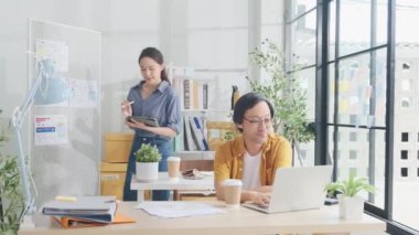 Genç bayan Asyalı eğitim işçisi, elektronik ticaret girişimcileri ve iş arkadaşı ekibi olarak, günlük küçük işletme ofisinde, işbirliği üzerine yoğunlaşarak, erkek meslektaşlarına sorar ve tartışır.