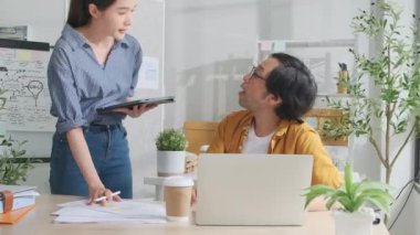 Genç bayan Asyalı eğitim işçisi, elektronik ticaret girişimcileri ve iş arkadaşı ekibi olarak, günlük küçük işletme ofisinde, işbirliği üzerine yoğunlaşarak, erkek meslektaşlarına sorar ve tartışır.