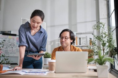 Küçük işletme bürosunda fikir ayrılığına düşen iki genç Asyalı şirket ortağı, kâr pazarlama planlama işleri ve E-ticaret girişimcisi ve iş arkadaşı olarak serbest çalışma konusunda hayal kırıklığına uğradılar..