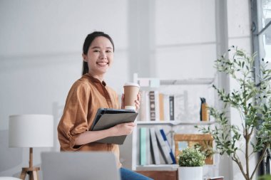 Güzel Asyalı iş kadını portresi, girişim girişimcisi gülümsemesi ve günlük küçük iş ofisindeki kameraya bakışı, yaratıcı pazarlama E-ticaret işleri, mutlu ve neşeli çekici insan..