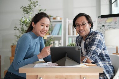 Web kamerası aracılığıyla iki Asya 'lı şirket ortağı, gündelik küçük işletme ofisinde görüşme ve takım toplantıları, pazarlama işleri ve E-ticaret girişimcisi ve iş arkadaşı olarak çalışma.