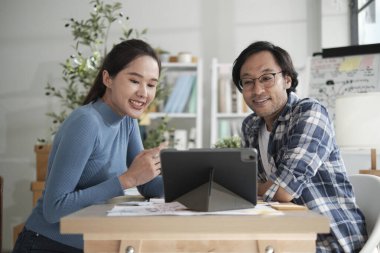 Web kamerası aracılığıyla iki Asya 'lı şirket ortağı, gündelik küçük işletme ofisinde görüşme ve takım toplantıları, pazarlama işleri ve E-ticaret girişimcisi ve iş arkadaşı olarak çalışma.