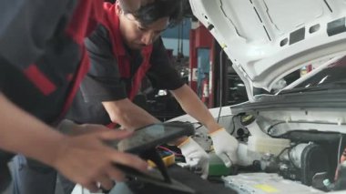 Otomobil kontrolü, mekanik işçileri otomobil garı, profesyonel teknoloji ulaşım endüstrisi sektöründeki uygulamayla elektrik motoru ve pil hizmetini denetler ve sürdürür..