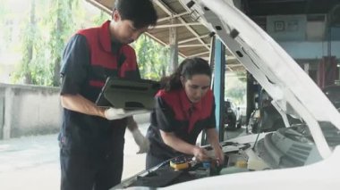 Otomobil kontrolü, mekanik işçileri otomobil garı, profesyonel teknoloji ulaşım endüstrisi sektöründeki uygulamayla elektrik motoru ve pil hizmetini denetler ve sürdürür..