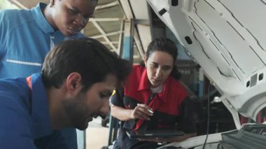 EV araba kontrolü, mekanik iş arkadaşları, ve kontrol ve sabit otomobil garaj istasyonunda elektrik motor ve pil hizmeti, profesyonel teknoloji ulaşım sektörü.