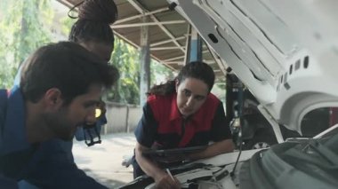 EV araba kontrolü, mekanik iş arkadaşları, ve kontrol ve sabit otomobil garaj istasyonunda elektrik motor ve pil hizmeti, profesyonel teknoloji ulaşım sektörü.