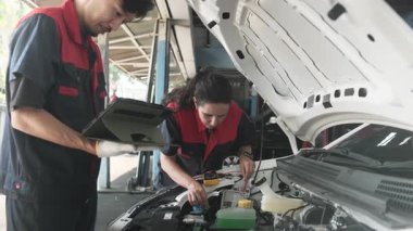 Otomobil kontrolü, mekanik işçileri otomobil garı, profesyonel teknoloji ulaşım endüstrisi sektöründeki uygulamayla elektrik motoru ve pil hizmetini denetler ve sürdürür..