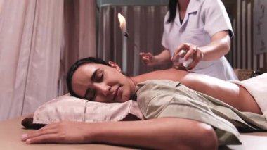 Güzel Latin kadın, Asyalı fiziksel kas doktoru, bir kaplıca kliniğinde geleneksel oryantal tıp terapisti ve sağlık mesajlaşması yaşam tarzı ile sağIık tedavisi görüyor..