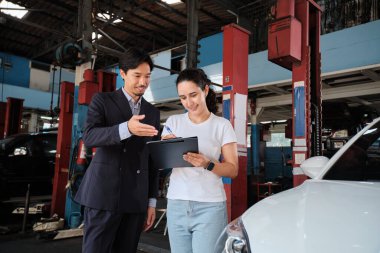 Garanti hizmeti işi, Latin kadın müşteri neşe denetimi Asyalı erkek sigorta acentesinden sözleşme imzalama, kazadan kalma araba tamirhanesinde tamir talebini kabul etme ve otomotiv garajında bakım.