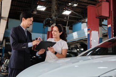 Garanti hizmeti işi, Latin kadın müşteri neşe denetimi Asyalı erkek sigorta acentesinden sözleşme imzalama, kazadan kalma araba tamirhanesinde tamir talebini kabul etme ve otomotiv garajında bakım.