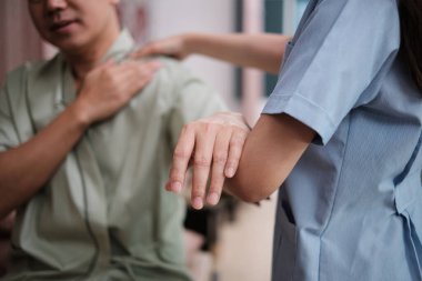 Yakın çekim, hasta el germe, kas ağrısı tedavisi için fizik terapist doktor tarafından tedavi, kaplıca kliniğinde pasif tıbbi terapi ve sağlık hizmetleri masajı..