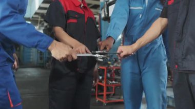 Uyumlu profesyonel mekanik ekip çalışması, İngiliz anahtarlı çok ırklı mühendisler tamir garajında neşeli ve mutlu bir gülümseme, otomotiv istasyonunda bakım işleri.