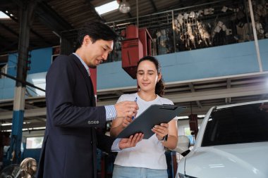 Garanti hizmeti işi, Latin kadın müşteri neşe denetimi Asyalı erkek sigorta acentesinden sözleşme imzalama, kazadan kalma araba tamirhanesinde tamir talebini kabul etme ve otomotiv garajında bakım.