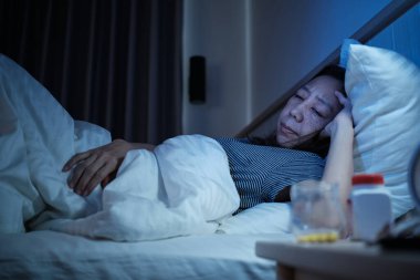 Orta yaşlı kadın Asya 'da uyku bozukluğu var, stresli ve geceleri uykusuzluk, yatak odasında uykusuzluk hastalığı, olgun ve menopoz hastası kadınların sağlık sorunları yüzünden uykusuzluk çekiyor..