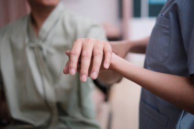 Yakın çekim, hasta el germe, kas ağrısı tedavisi için fizik terapist doktor tarafından tedavi, kaplıca kliniğinde pasif tıbbi terapi ve sağlık hizmetleri masajı..