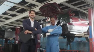 Profesyonel ortağın portresi, Latin erkek müdür ve siyah kadın tamirci gülümsemesi, kollarını kavuşturmuş, neşeli, hizmet talep işi, garaj otomobil tamirhanesinde araba tamiri ve bakım..