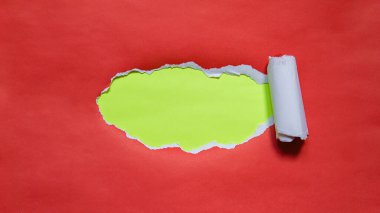 Yırtık kırmızı kağıt sayfa sarı arkaplanda izole