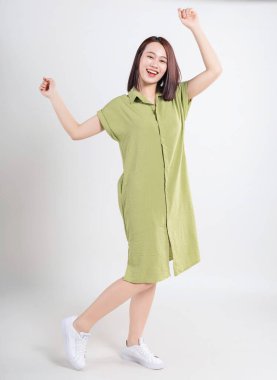 Beyaz arka planda genç Asyalı kadın