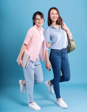 Mavi arka plan üzerinde iki kadın