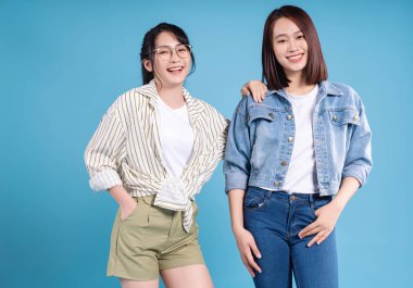 Mavi arka plan üzerinde iki kadın