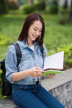 Okuldaki genç Asyalı öğrenci.