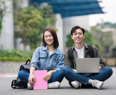 Okulda iki Asyalı öğrenci