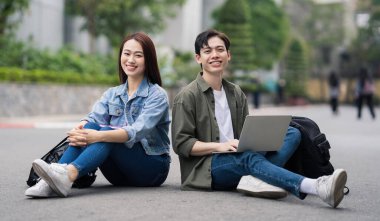 Okulda iki Asyalı öğrenci