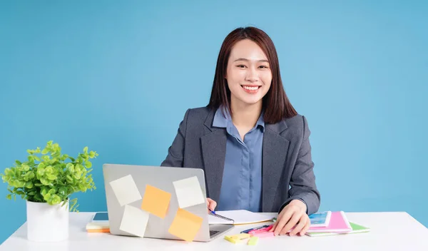 Jovem Empresária Asiática Trabalhando Segundo Plano — Fotografia de Stock