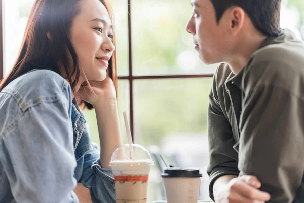 Mladý Asijský Pár Dating Coffee Shop — Stock fotografie