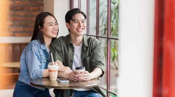 Jong Aziatisch Paar Dating Bij Koffie Winkel — Stockfoto