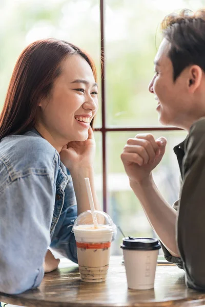 Mladý Asijský Pár Dating Coffee Shop — Stock fotografie