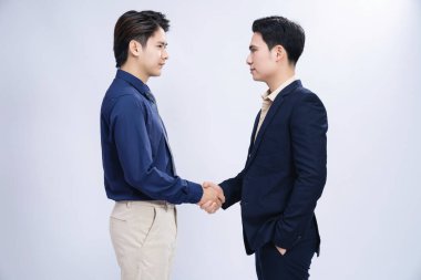 Arka planda iki Asyalı adam