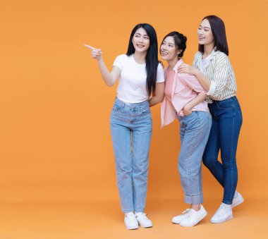 Arka planda üç Asyalı genç kızın resmi