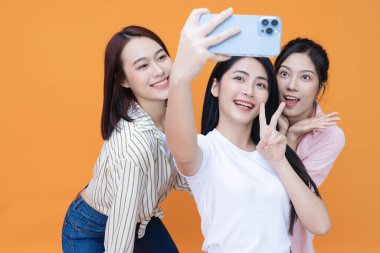 Arka planda üç Asyalı genç kızın resmi