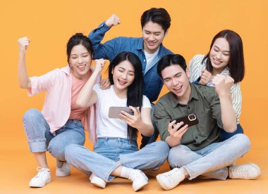 Grup üyeleri, arka plandaki arkadaşlar