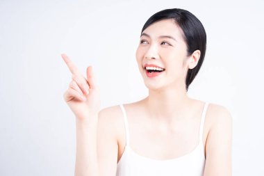 Güzel ciltli genç Asyalı kadının güzel görüntüsü.