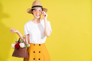 Çiçek tutan genç Asyalı kadın portresi