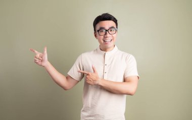 Arka planda genç Asyalı adamın fotoğrafı