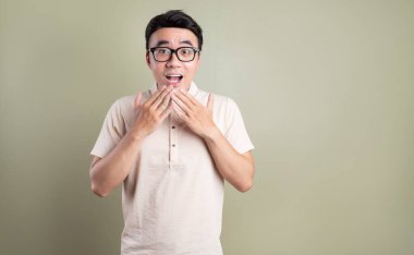 Arka planda genç Asyalı adamın fotoğrafı