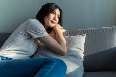 Evde genç bir Asyalı kadın resmi