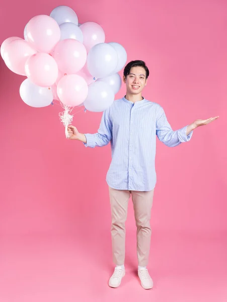 Junger Asiatischer Mann Hält Luftballon Auf Rosa Hintergrund — Stockfoto
