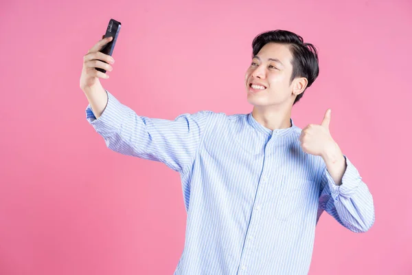 Foto Giovane Uomo Asiatico Utilizzando Smartphone Sfondo — Foto Stock