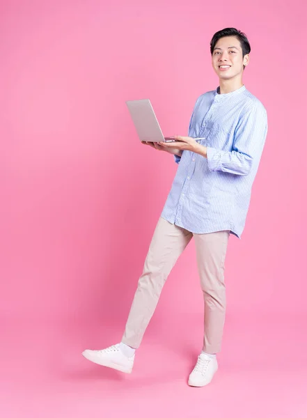 Joven Asiático Hombre Utilizando Ordenador Portátil Segundo Plano —  Fotos de Stock
