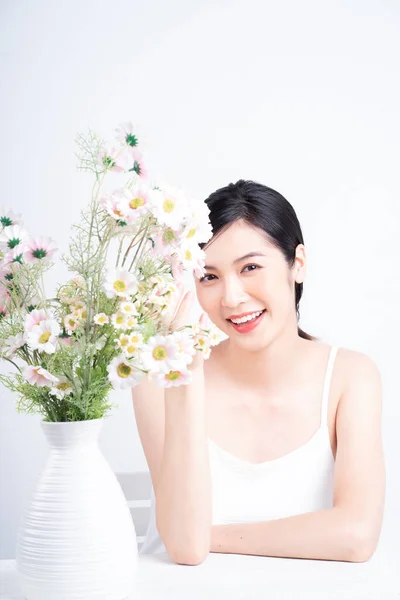 Imagem Beleza Jovem Mulher Asiática Com Flores — Fotografia de Stock