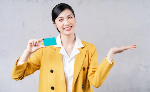 Imagem Jovem Mulher Asiática Segurando Cartão Bancário — Fotografia de Stock