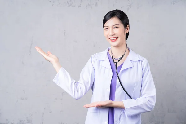 Genç Asyalı Kadın Doktor Portresi — Stok fotoğraf
