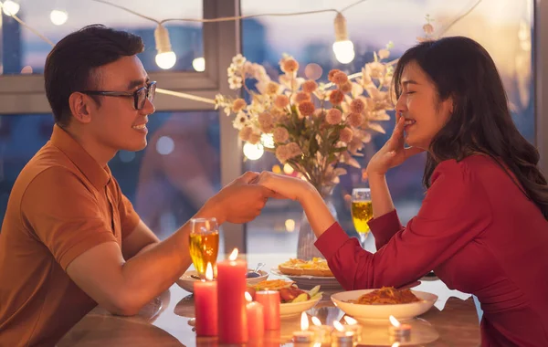 Joven Pareja Asiática Cenando Juntos — Foto de Stock