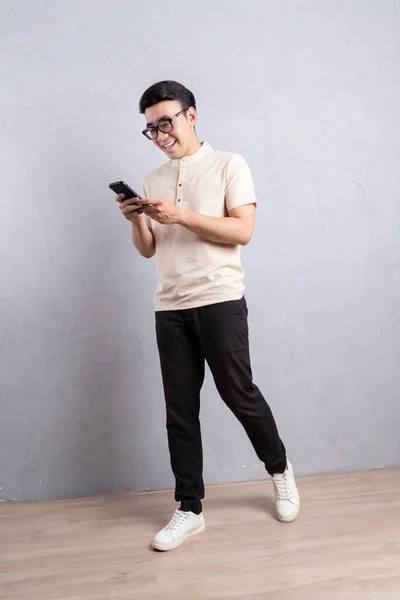 Full Length Image Young Asian Man Using Smarphone — Stock Photo, Image