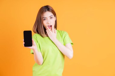 Arka planda akıllı telefon kullanan Asyalı genç kızın fotoğrafı